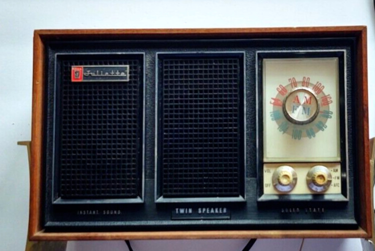 Vintage 1970's Juliette Solid State AM/FM Radio Model-RT 290 Twin Speakers