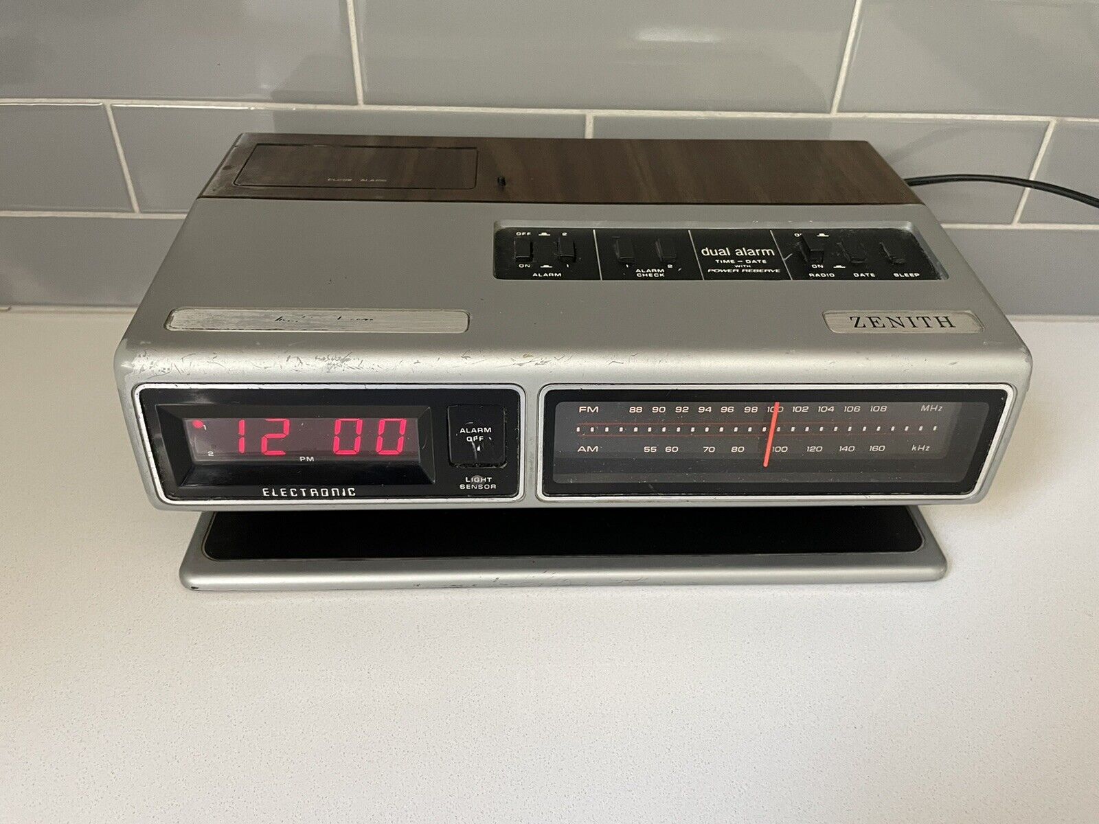 VIntage Zenith R476 Solid State AM FM Alarm Clock Radio Tested Works