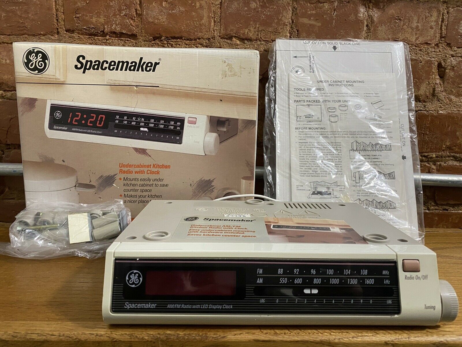 GE Spacemaker Under Cabinet Kitchen Radio Digital Clock 7-4212 Tested & Works