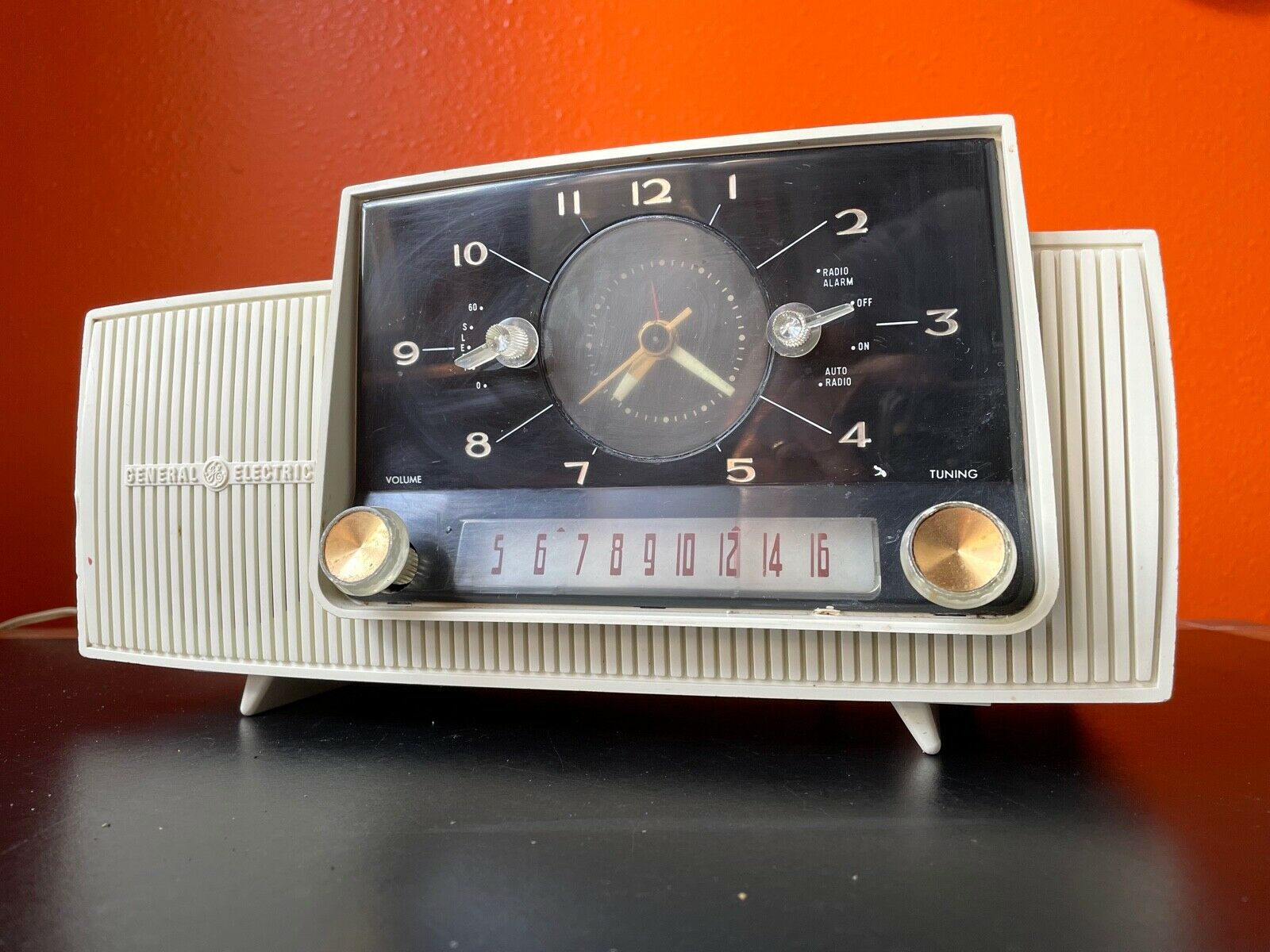 VINTAGE mid century 1959 GE GENERAL ELECTRIC ALARM CLOCK AM RADIO MODEL C-433B