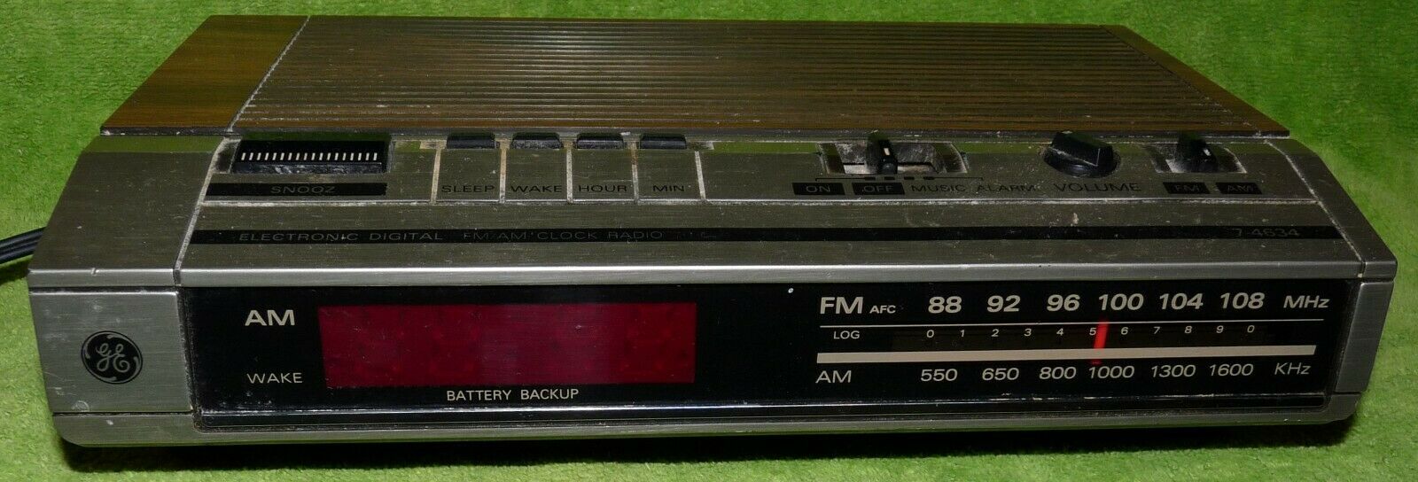 Vintage General Electric Digital Alarm Clock Radio Model 7-4634B AM/FM, Works